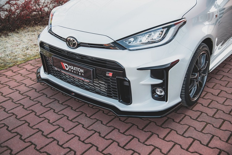 LAMA SOTTOPARAURTI ANTERIORE V.1 MAXTON DESIGN PER TOYOTA YARIS GR MK4 PRE-RESTYLING NERO LUCIDO 